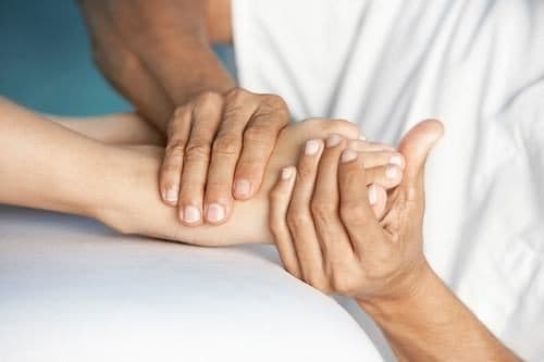 Người bị Bong Gân CÓ NÊN xoa dầu nóng? Lời khuyên từ bác sĩ