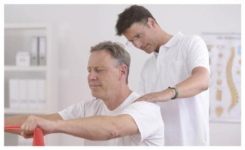 Người bệnh đau mỏi vai gáy cần được bác sĩ tư vấn điều trị càng sớm càng tốt