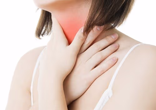 Các triệu chứng của loại ung thư này rất dễ nhầm lẫn với các bệnh viêm nhiễm vùng hầu họng như khó nuốt, đổi giọng, khạc ra máu, hơi thở có mùi hôi…