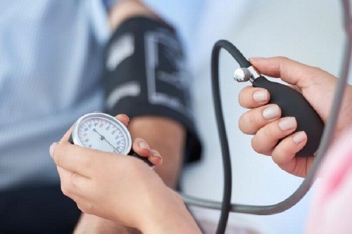 Theo dõi huyết áp định kỳ thường xuyên tránh biến chứng nguy hiểm