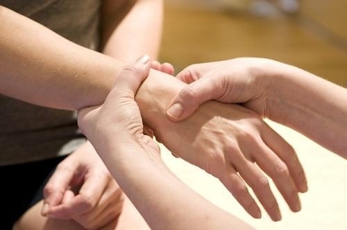Những điều CẦN LƯU Ý khi Bong Gân Cổ Tay để nhanh khỏi hơn