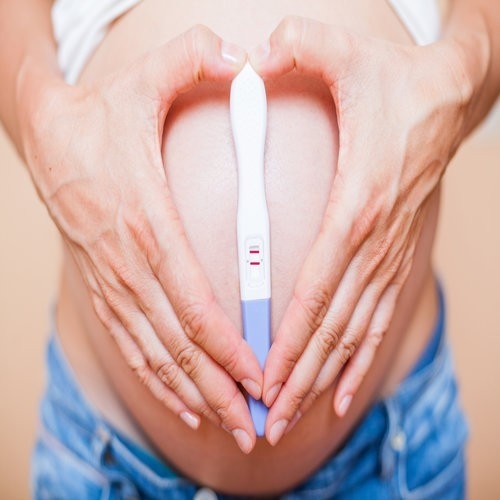 Que thử thai 1 vạch đậm 1 vạch rất mờ là kết quả báo hiệu chị em đã có thai