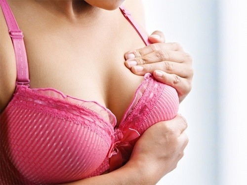 Chị em có thể sẽ bị chậm kinh, đau ngực, đau lưng, buồn nôn... khi mang thai