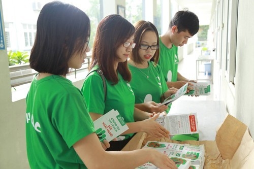 Bệnh viện Thu Cúc còn phối hợp với các trường học trên địa bàn TP Hà Nội phát hơn 16.000 tờ rơi tuyên truyền về SXH.