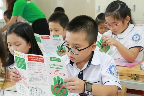 Với thiết kế đẹp, bắt mắt, thông tin đầy đủ và khoa học, các em học sinh khi được tặng tờ rơi đều tỏ ra rất thích thú và hào hứng.
