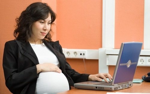 Chị em cần lựa chọn trang phục phù hợp và làm việc, nghỉ ngơi hợp lý để hỗ trợ chữa bệnh trào ngược dạ dày khi mang thai