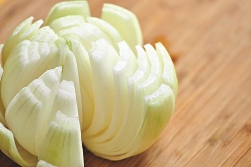 Hành tây là loại thực phẩm chứa nhiều quercetin giúp tiêu diệt vi khuẩn HP.