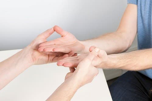 đau đầu ngón tay