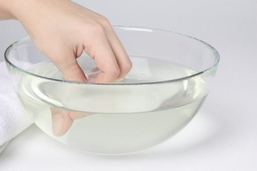 Ngâm nước ấm giúp cải thiện tình trạng viêm gân gấp, gân duỗi