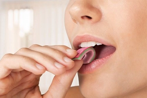 Thói quen nhai kẹo cao su cũng giúp cải thiện tình trạng đau dạ dày mà không dùng thuốc