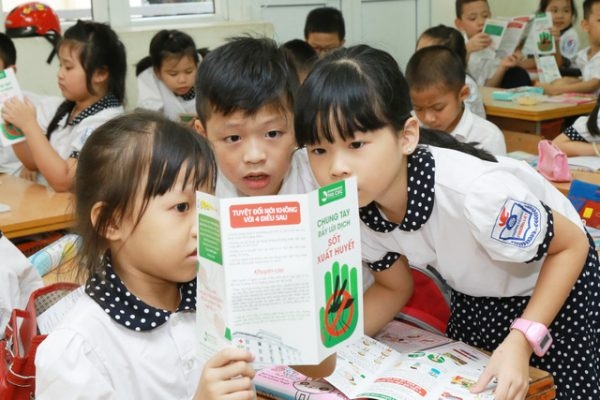 Phát tờ rơi tuyên truyền sốt xuất huyết tại các trường tiêu học