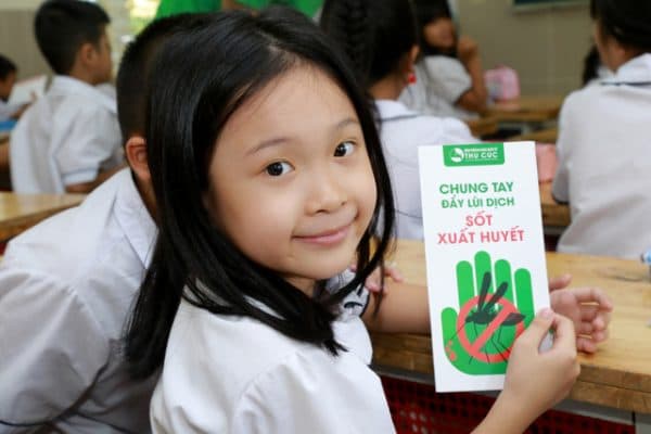 Phát tờ rơi tuyên truyền sốt xuất huyết tại các trường tiêu học