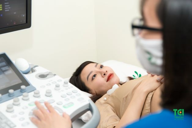 Nếu tình trạng ra máu sau khi đã hết sản dịch kéo dài và bất thường, bạn cần đến cơ sở y tế để thăm khám