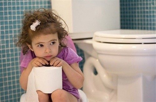 Tiểu buốt ở trẻ em có thể là dấu hiệu của nhiều bệnh lý nguy hiểm