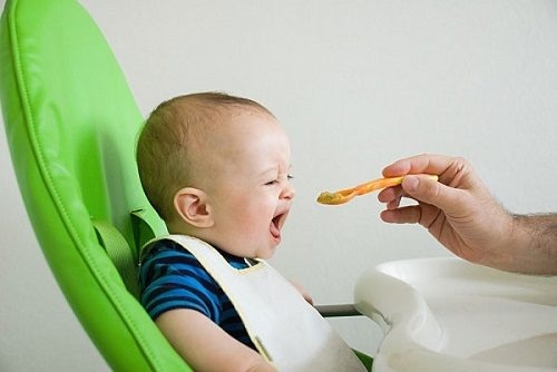 Chế độ ăn uống không hợp lý khiến trẻ dễ bị đi ngoài phân sống