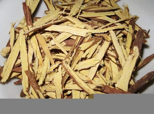 Cam thảo có thể giúp kiểm soát và điều trị chứng ợ nóng, ợ chua do bệnh trào ngược dạ dày thực quản gây ra.