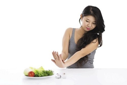 Trước khi nội soi đại tràng, người bệnh nên nhịn ăn để bác sĩ có thể quan sát rõ hơn đại tràng
