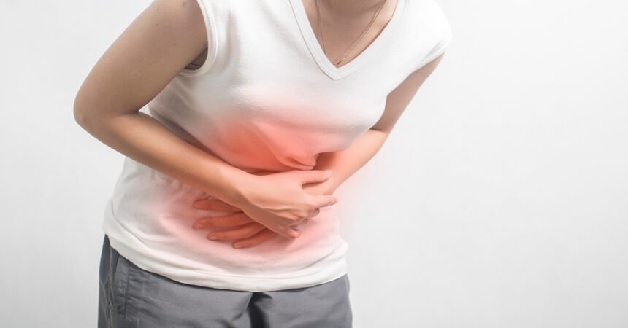 Ra máu kỳ kinh có thể do mắc các bệnh phụ khoa làm ảnh hưởng đến hoạt động của buồng trứng