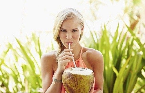 Uống nước dừa có làm kinh nguyệt ra nhiều