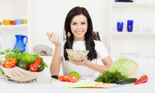 Cần ăn chậm, nhai kỹ và chia nhỏ bữa ăn trong ngày sẽ giúp cải thiện tình trạng ợ hơi, ợ chua