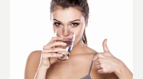 Cần vận động hàng ngày và uống đủ nước cũng giúp khắc phục tình trạng ợ hơi, ợ chua sau khi ăn