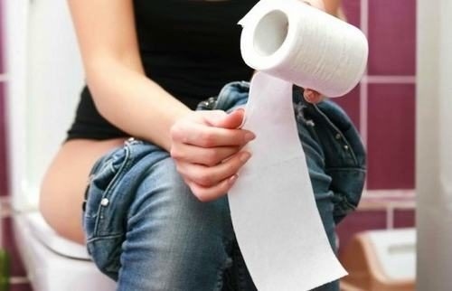 Sau mổ rò hậu môn, người bệnh cần vệ sinh hậu môn sạch sẽ hàng ngày, đặc biệt sau khi đại tiện