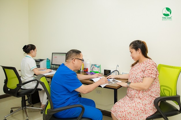 Bạn nữ có thể dựa vào sự thay đổi của cơ thể để biết ngày rụng trứng