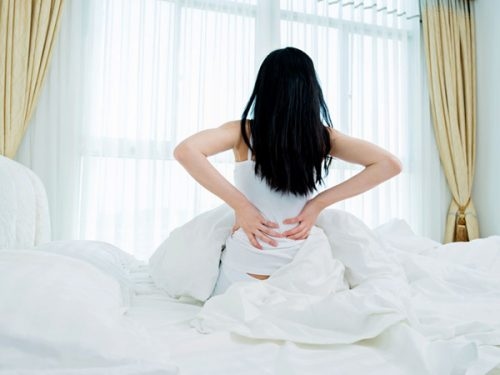 Huyết trắng bất thường kèm một số triệu chứng đau bụng đau lưng... là dấu hiệu mẹ bầu cần đi khám