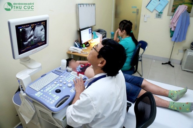 PGS.TS.Nguyễn Xuân Thành trực tiếp thăm khám và điều trị gan nhiễm mỡ cho bệnh nhi Nguyễn Q.T