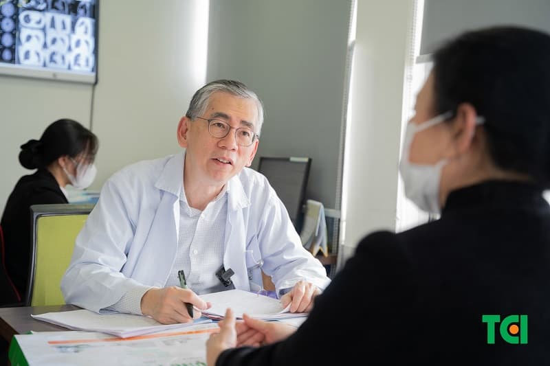 TS. BS Lim Hong Liang trực tiếp điều trị các bệnh ung thư đầu cổ tại Bệnh viện Thu Cúc