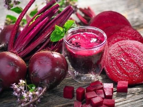 Nước ép củ cải đường có công dụng lớn trong việc giảm dư axit dạ dày. Do đó bạn có thể uống nước ép củ cải đường hàng ngày hoặc chế biến loại củ này dưới nhiều p cách khác nhau, giúp cho việc hấp thụ dễ dàng hơn.