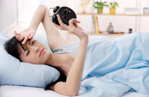 Ngủ dậy đau đầu chóng mặt có thể do nhiều nguyên nhân gây ra cần được xác định và loại bỏ càng sớm càng tốt