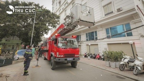 Xe thang cứu hỏa diễn tập cứu người từ tầng cao trong đám cháy.