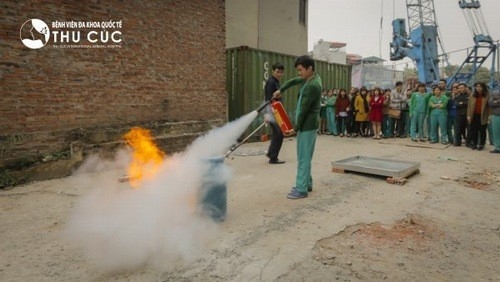 Nhân viên các khoa phòng diễn tập phòng cháy chữa cháy sử dụng bình cứu hỏa dập tắt đám cháy.