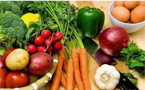 Rau củ quả tươi dồi dào hàm lượng vitamin, chất khoáng, chất xơ giúp tăng cường chất đề kháng, tốt cho hệ tiêu hóa, giúp người ung thư dạ dày đẩy lùi sớm bệnh.