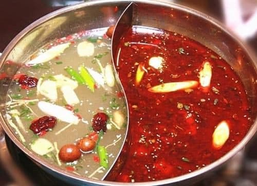 Những thực phẩm cay chua như ớt, tiêu, cóc, xoài, mơ… và những loại thực phẩm lên men như dưa cà muối có nguy cơ gây ung thư dạ dày rất cao.