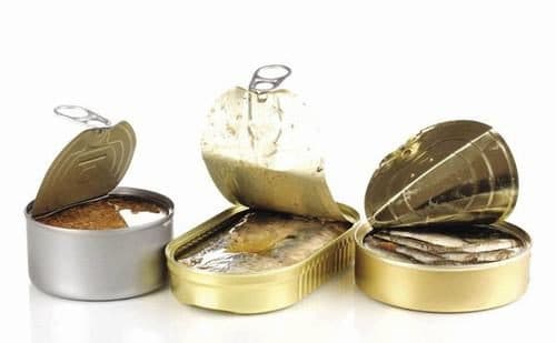 Những thực phẩm đóng hộp như thịt đóng hộp chứa nhiều chất bảo quản.