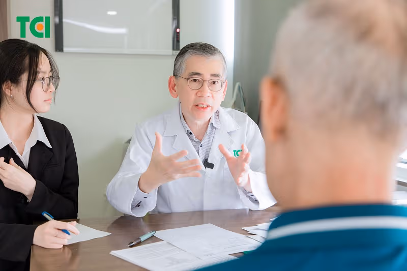 TS. BS Lim Hong Liang trực tiếp lên phác đồ điều trị cho bệnh nhân ung thư tuyến giáp