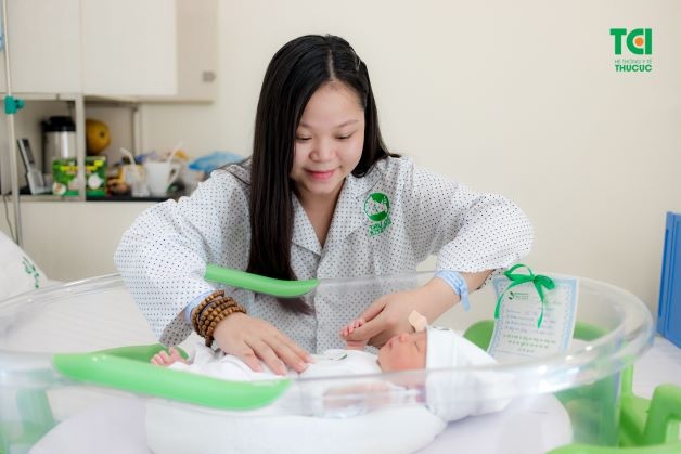 Sau khi phẫu thuật nên đi lại vận động tay chân để giúp tăng cường hoạt động của ruột, dạ dày, điều tiết khí sớm giúp phòng dính ruột và các tĩnh huyết mạch bị tắc.