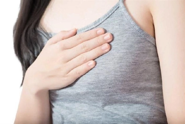 Vùng da nhũ hoa bị khô, chàm hoặc viêm thì cũng dễ dẫn đến nứt nẻ da