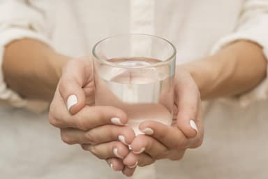 Uống nhiều nước có tác dụng gì? Uống bao nhiêu là đủ?