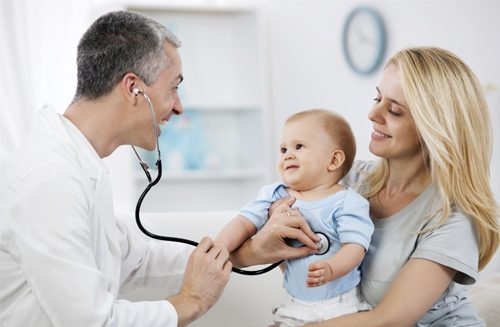Cần đưa bé đi khám ngay khi có dấu hiệu bệnh để kịp thời điều trị