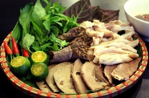 Nội tạng động vật như lòng lợn, gan, tim,…chứa rất nhiều cholesterol gây giảm thiểu và ức chế sự bài tiết của mật gây khó khăn trong việc thanh lọc các chất béo, dễ xảy ra tình trạng tích mỡ trong gan