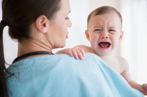 Viêm bao quy đầu ở trẻ em, cha mẹ cần đưa trẻ đến bệnh viện để được bác sĩ thăm khám, chẩn đoán và tư vấn điều trị hiệu quả