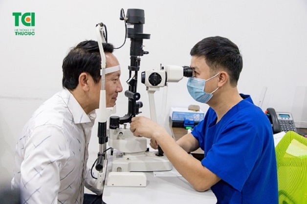 tư vấn sưng mí mắt là bệnh gì