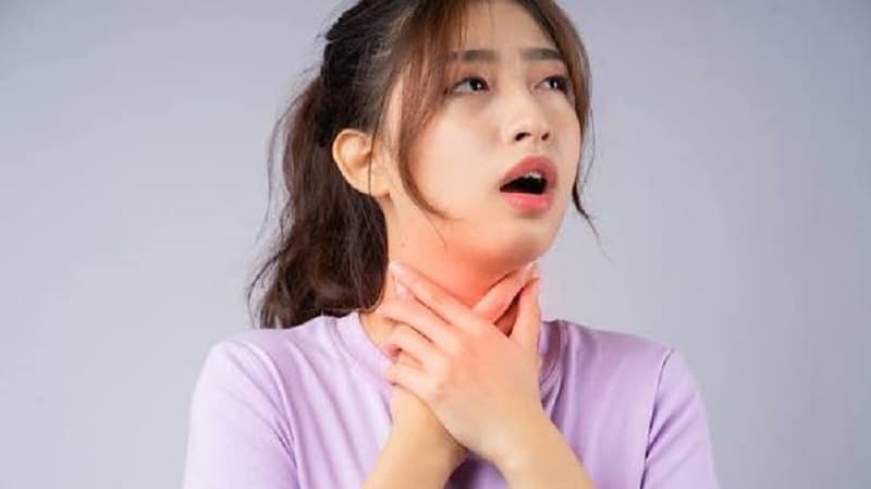 Đau họng và đau trong cổ lâu ngày có nhiều nguyên nhân khác nhau, có thể liên quan đến ung thư tuyến giáp
