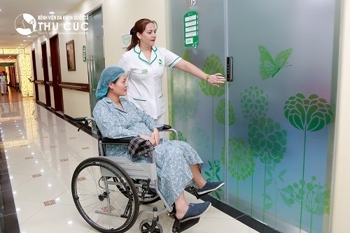 Mẹ bầu nên lựa chọn thực hiện quá trình sinh nở tại các bệnh viện lớn, chuyên khóa, có trang thiết bị hiện đại, bác sĩ có chuyên môn cao...