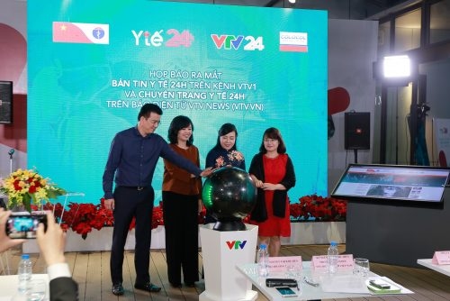 (Từ trái qua):Ông Nguyễn Quang Minh, giám đốc VTV24h, bà Nguyễn Thị Thu Hiền, Phó TGĐ Đài THVN, Bộ trưởng Nguyễn Thị Kim Tiến và bà Vũ Thanh Thủy, Tổng biên tập VTV News cùng nhấn nút khởi động chương trình.