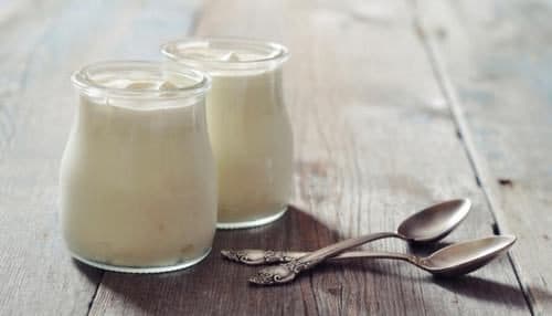 Sữa chua giúp kích thích sự tiêu hóa bởi chúng chứa các men tiêu hóa lợi khuẩn giúp đẩy nhanh quá trình tiêu hóa