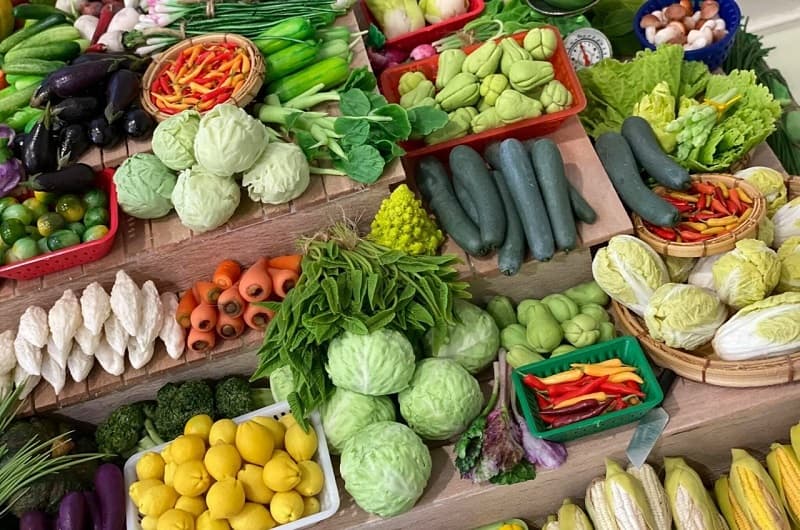 Các loại rau xanh, đặc biệt là rau có lá đậm có chứa nhiều vitamin, chất xơ cần thiết cho cơ thể sau phẫu thuật. Đây là những loại thực phẩm giúp người bệnh cải thiện tình trạng táo bón, đầy bụng và có thể làm vết mổ mau lành hơn. Một số loại rau xanh được khuyên dùng là cải ngọt, bina, rau ngót… Bánh mì nâu, bánh mì đen cũng là những loại thực phẩm cung cấp lượng chất xơ cần thiết cho cơ thể.